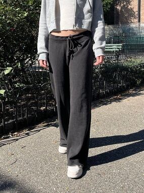 Hilary Sweatpants by Brandy Melville